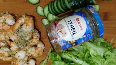 цельнозерновая лепешка с тунцом, креветками и перечным соусом