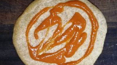 цельнозерновая лепешка с тунцом, креветками и перечным соусом