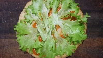 цельнозерновая лепешка с тунцом, креветками и перечным соусом