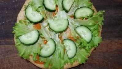 цельнозерновая лепешка с тунцом, креветками и перечным соусом