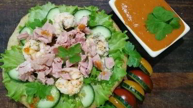 цельнозерновая лепешка с тунцом, креветками и перечным соусом