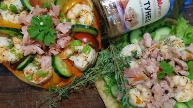 цельнозерновая лепешка с тунцом, креветками и перечным соусом