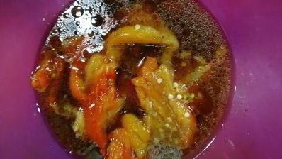 цельнозерновая лепешка с тунцом, креветками и перечным соусом