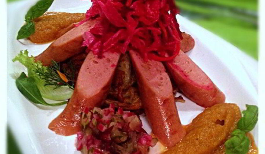 Рецепт вегетарианских сосисок с квашеной капустой на лепешке из кабачков с яблочно-морковным пюре