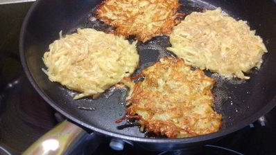 вегетарианские сосиски с квашеной капустой на лепешке из кабачков с яблочно-морковным пюре