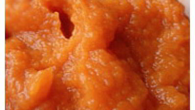 вегетарианские сосиски с квашеной капустой на лепешке из кабачков с яблочно-морковным пюре