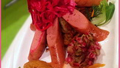 вегетарианские сосиски с квашеной капустой на лепешке из кабачков с яблочно-морковным пюре