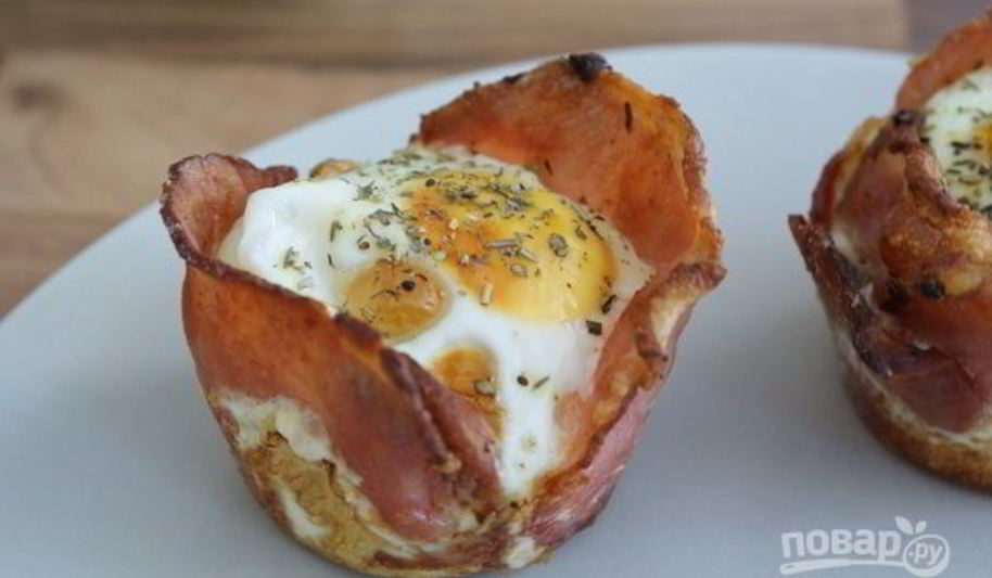 Рецепт маффинов с беконом и яйцом