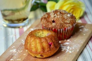 Маффины с овсяными хлопьями и смородиной