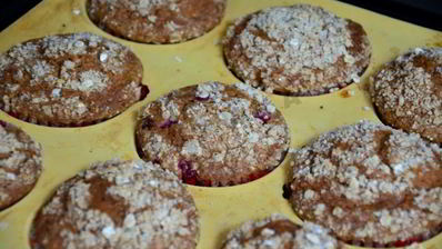 маффины с овсяными хлопьями и смородиной