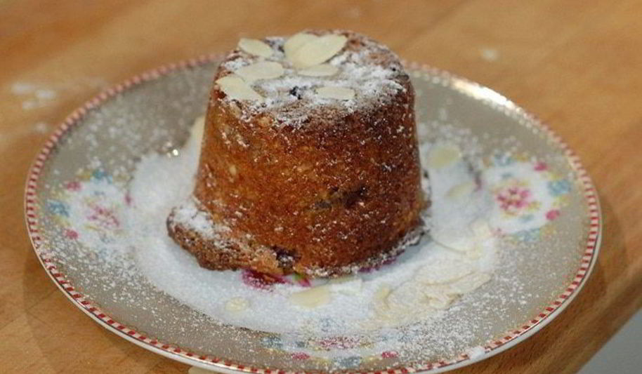 Рецепт миндальных маффинов с вишней