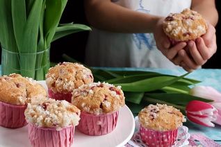 Нежные маффины с ягодами и сахарной корочкой