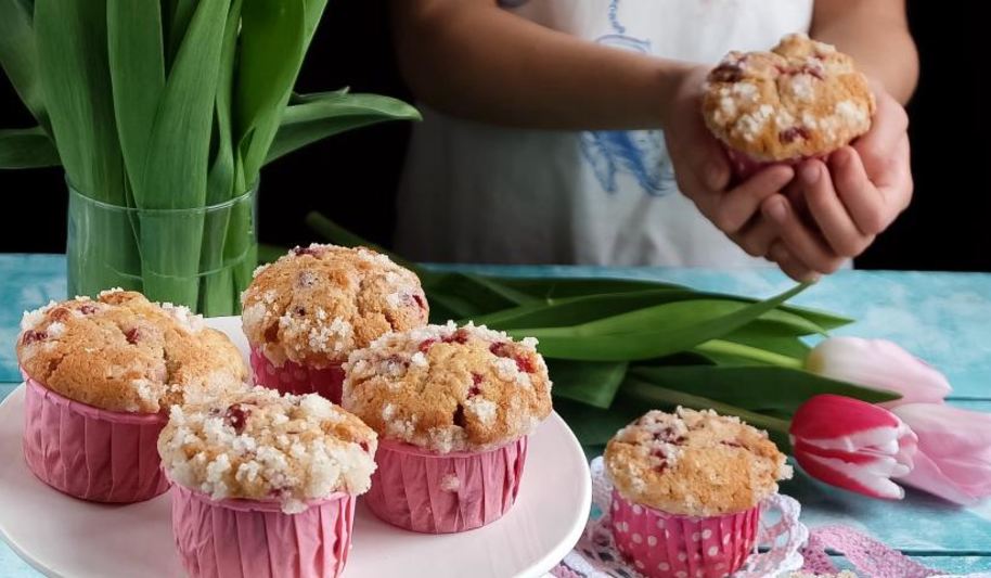 Рецепт нежных маффинов с ягодами и сахарной корочкой