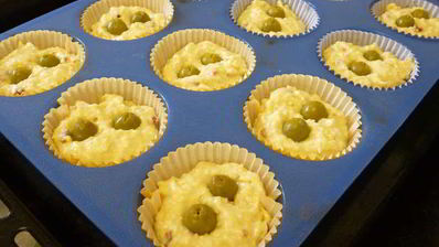 сырные маффины с паприкой и оливками