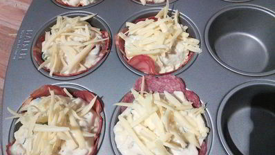 закусочные маффины в стаканчиках из чоризо-салями