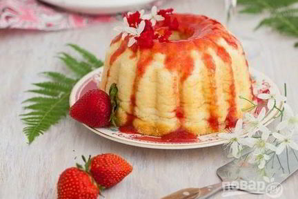 Манник с клубничным соусом