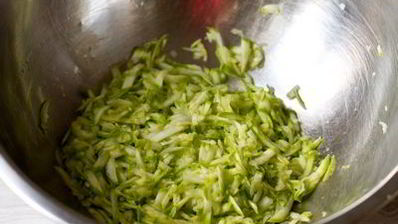 кабачковые оладьи со сметанным соусом и лососем