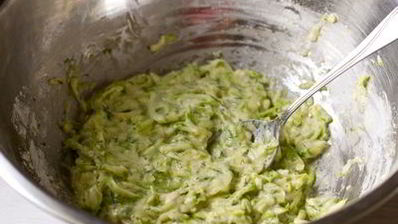 кабачковые оладьи со сметанным соусом и лососем