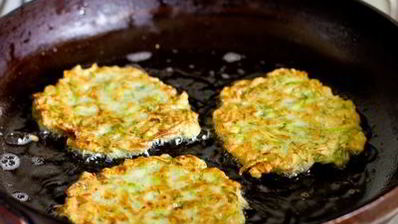 кабачковые оладьи со сметанным соусом и лососем