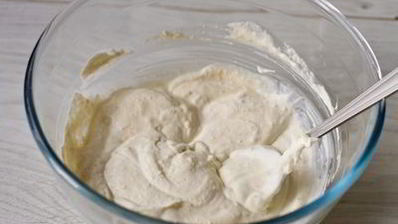 кабачковые оладьи со сметанным соусом и лососем