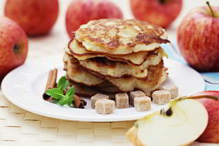 Кефирные оладьи с яблоком и корицей