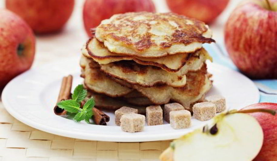 Рецепт кефирных оладий с яблоком и корицей