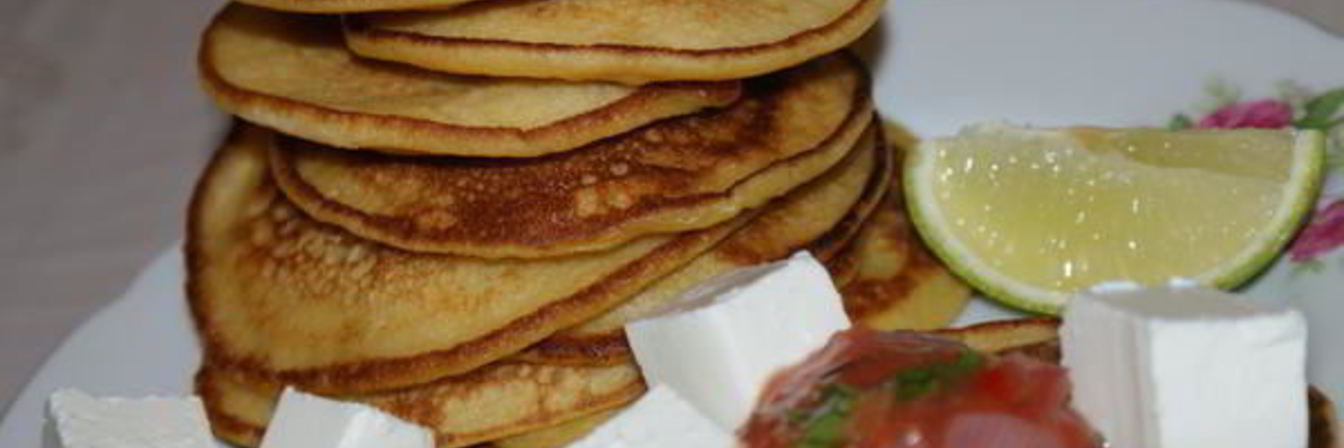 Кукурузные оладьи с острой сальсой