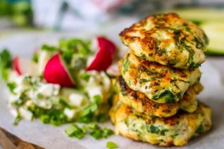 Куриные оладьи с дачным овощным салатом со сметаной