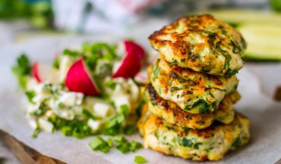 Рецепт куриных оладий с дачным овощным салатом со сметаной