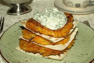 Морковные оладьи на хрустящих крекерах с йогуртовым соусом