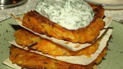 морковные оладьи на хрустящих крекерах с йогуртовым соусом