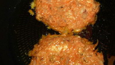 морковные оладьи на хрустящих крекерах с йогуртовым соусом