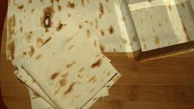 морковные оладьи на хрустящих крекерах с йогуртовым соусом