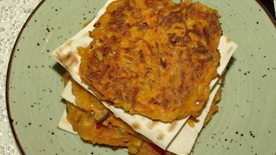 морковные оладьи на хрустящих крекерах с йогуртовым соусом