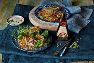 Овощные оладьи с сыром и сливочным соусом