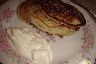 Сливочные оладьи с кабачками, зеленью и сыром