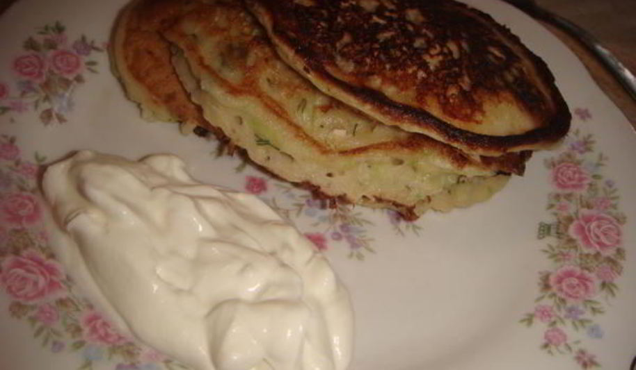 Рецепт сливочных оладий с кабачками, зеленью и сыром