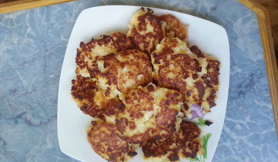 Рецепт яблочных оладий на манной каше