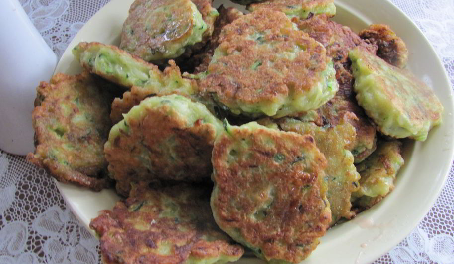 Рецепт золотистых оладий из кабачков