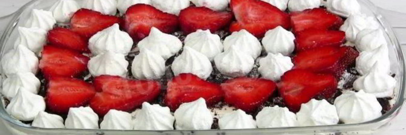 Клубничный десерт со сметаной и печеньем Орео