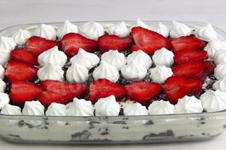 Клубничный десерт со сметаной и печеньем Орео