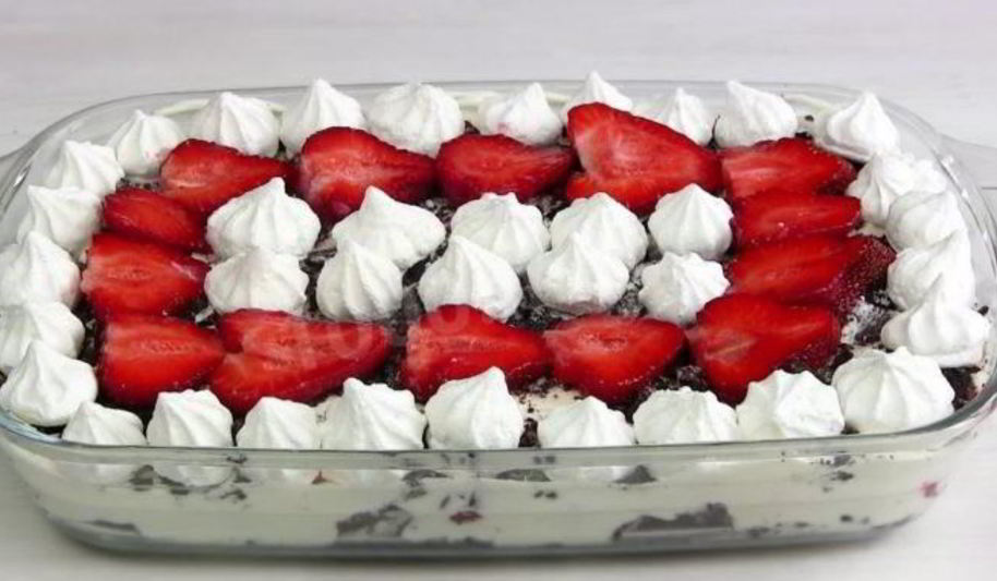 Рецепт клубничного десерта со сметаной и печеньем орео