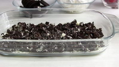 клубничный десерт со сметаной и печеньем орео