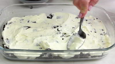 клубничный десерт со сметаной и печеньем орео