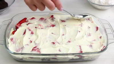 клубничный десерт со сметаной и печеньем орео