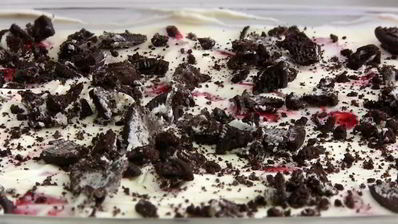 клубничный десерт со сметаной и печеньем орео