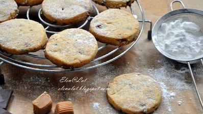 печенье без яиц с шоколадом, ирисками и апельсиновой цедрой