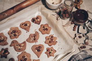 Печенье с ореховой пастой и фундуком