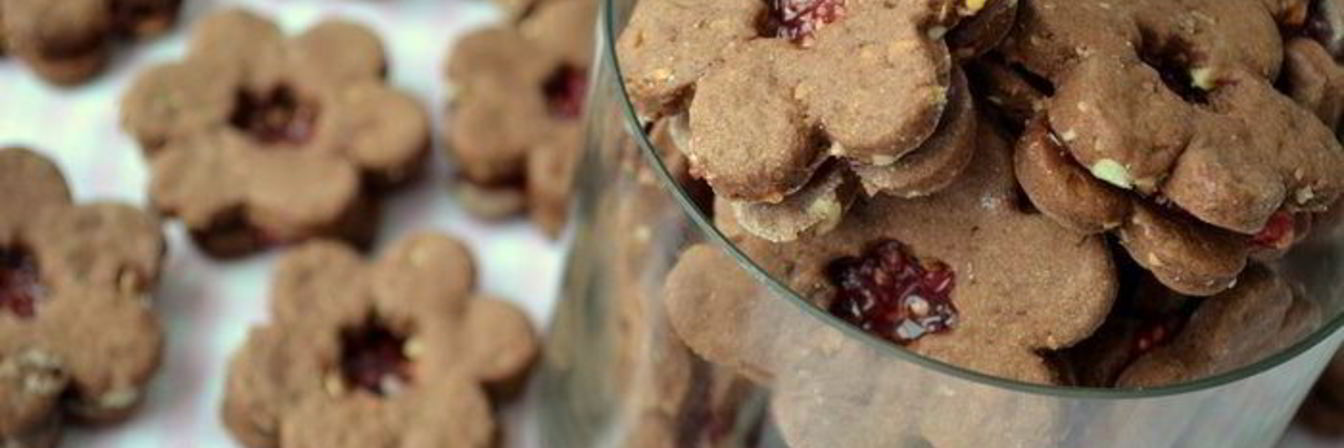 Вкуснейшее шоколадное песочное печенье с малиновым конфитюром