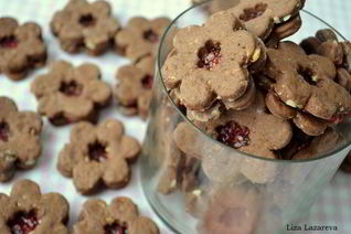 Вкуснейшее шоколадное песочное печенье с малиновым конфитюром